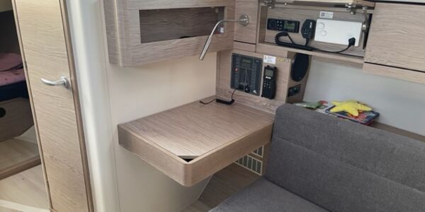 Neuboot Hanse 348 - Kartentisch Neuboot Hanse 348 - Kartentisch