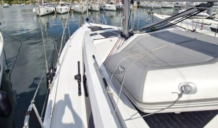 Seitendeck der Segelyacht Hanse 410 „Marius“ mit verstautem Beiboot am Vorschiff in Pula – Yachtcharter Kroatien