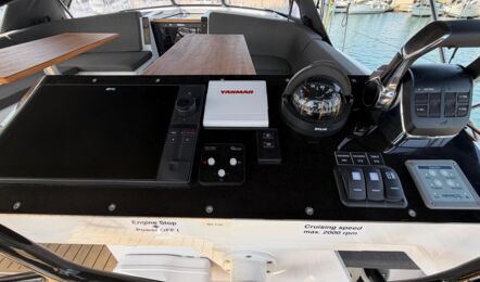 Steuerbord Steuerstand der Hanse 460 „Antares“ mit großem Plotter am Steg in Can Pastilla – Yachtcharter Mallorca