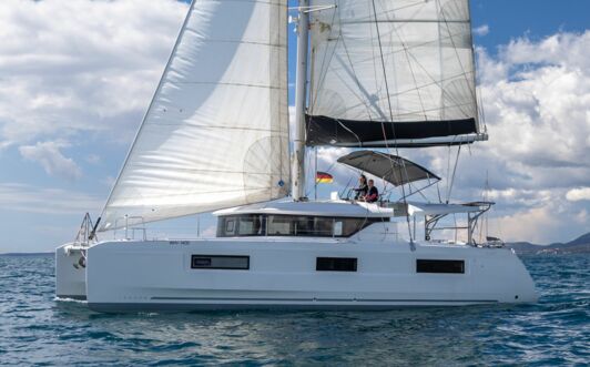 Backbord Aussenaufnahme der Lagoon 46 „Voyager“ in Can Pastilla auf Mallorca