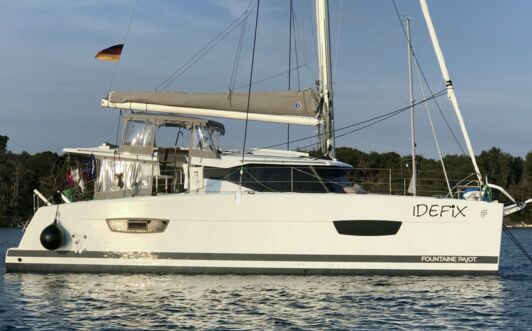 Steuerbord Aussenaufnahme des Katamarans Lucia 40.3 "Idefix" in Punat in Kroatien
