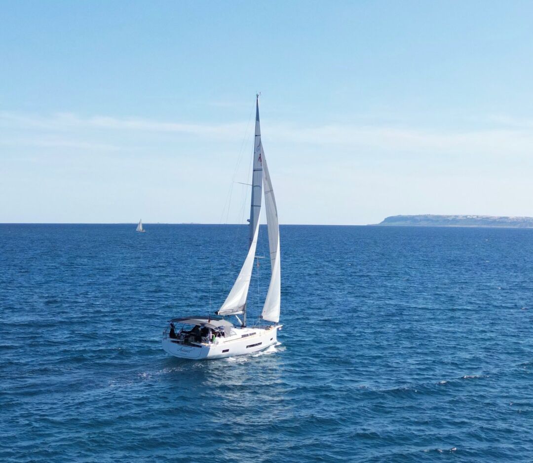 Die Hanse 460 „Antares“ unter vollen Segeln auf dem Mittelmeer vor Mallorca – Yachtcharter Mallorca