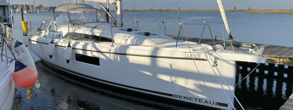 Seitliche Profilansicht der Segelyacht Oceanis 30.1.2 „Lundi“ mit Bimini am Liegeplatz in Flensburg – Yachtcharter Ostsee