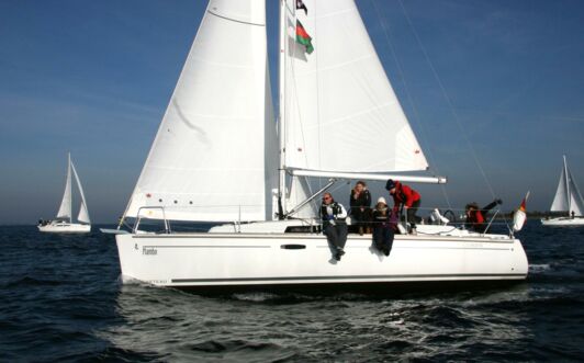Backbordansicht unter Segel der Oceanis 31 "Mambo" in Heiligenhafen