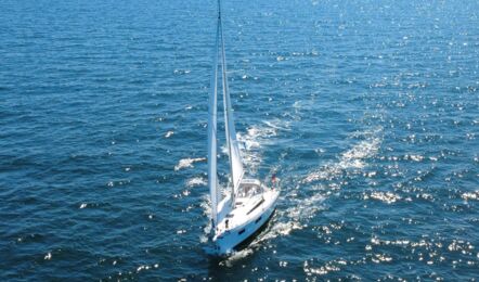 Frontale Bugansicht der Segelyacht Oceanis 34.1 „Fiete“ zwischen Nachbaryachten im Hafen Heiligenhafen – Yachtcharter Ostsee