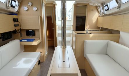 Salon Innenaufnahme der Oceanis 35.1.2 "Basti" in Flensburg