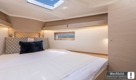 Bugkabine einer Oceanis 37.1 mit großer Doppelkoje und hellem Interieur (Werftbild) – Yachtcharter Ostsee