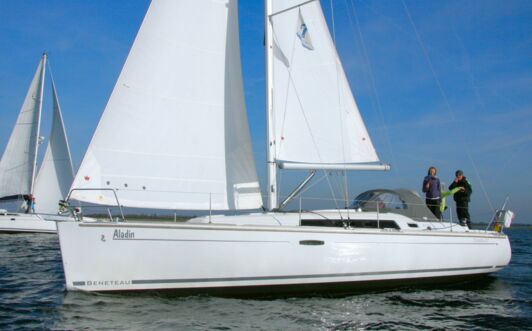 Backbord Aussenaufnahme der Oceanis 37 "Aladin" in Barth