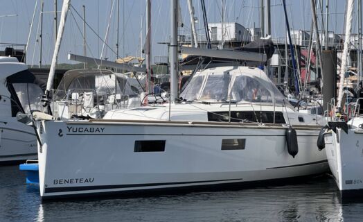 Bug- und Frontansicht der Segelyacht Oceanis 38.1 „Yucabay“ mit Sprayhood am Steg in Flensburg – Yachtcharter Ostsee