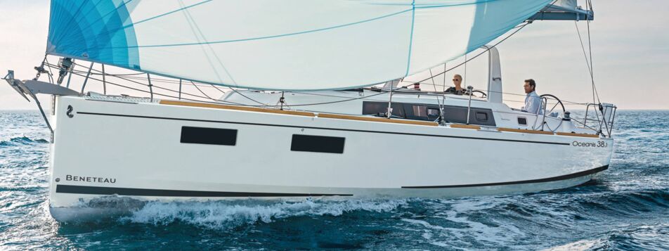 Eine Segelyacht Oceanis 38.1 segelt unter blauem Gennaker auf dem Meer (Werftbild) – Yachtcharter Kroatien