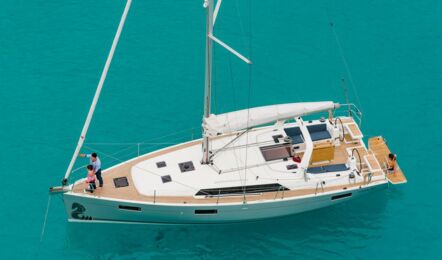 Deckaufnahme aus der Luft einer Oceanis 41.1 in Heiligenhafen