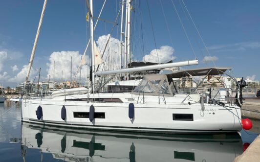 Backbord Aussenaufnahme der Oceanis 46.1 „Sophia“ in Can Pastilla auf Mallorca