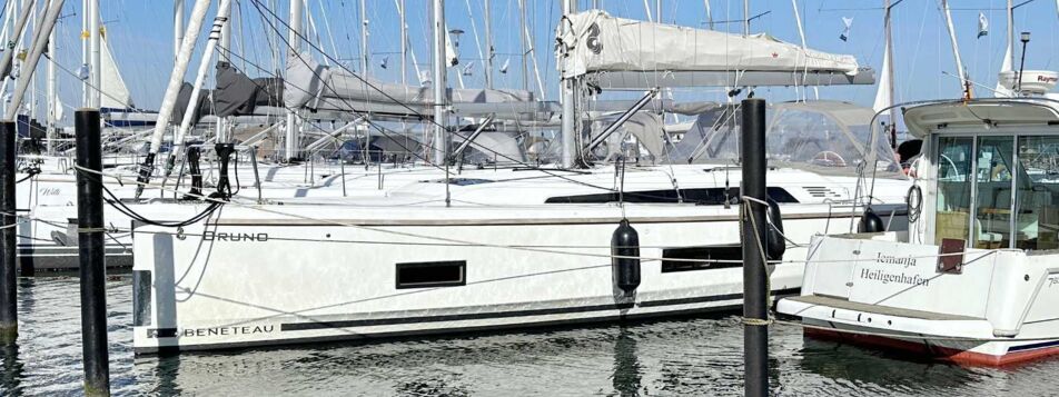 Seitenansicht der Segelyacht Oceanis 46.1 „Bruno" am Steg in Flensburg – Yachtcharter Ostsee