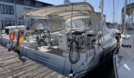 Cockpit der Segelyacht Oceanis 47 „Große Freiheit“ vom Heck auf der Steuerbordseite mit Bimini – Yachtcharter Ostsee