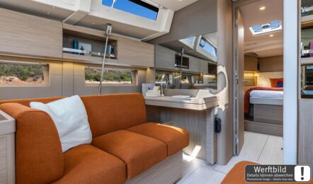 Kartentisch auf der Backbordseite im Salon einer Oceanis 47 (Werftbild) – Yachtcharter Kroatien