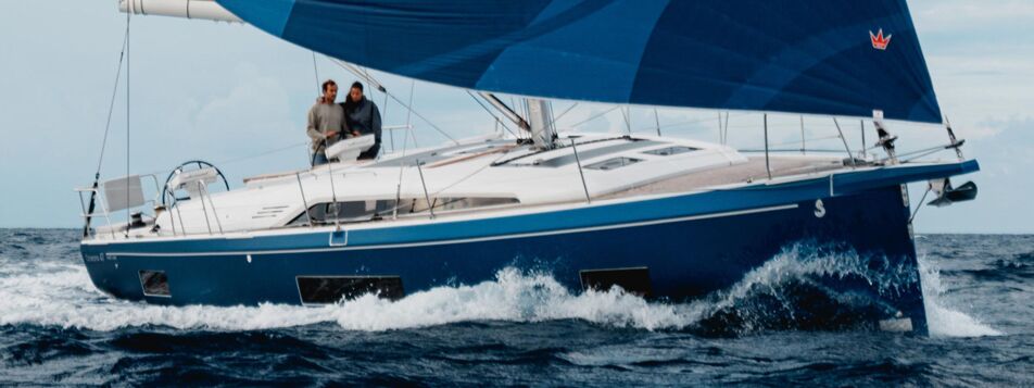 Bugansicht einer Oceanis 47 auf der Steuerbordseite mit blauem Segel in Fahrt auf offenem Meer (Werftbild) – Yachtcharter Kroatien