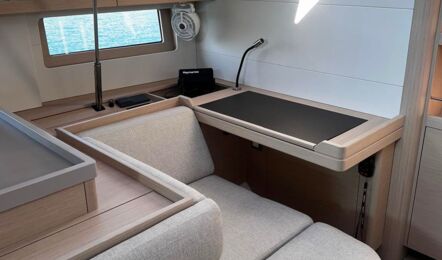 Großer Kartentisch auf der Backbordseite der Segelyacht Oceanis 51.1.3 „Marny“ mit komfortablem Sitzbereich – Yachtcharter Kroatien