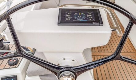 Steuerrad mit Plotter und Instrumenten der Segelyacht Oceanis 51.1 „Aquaris“ im Teak-Cockpit – Yachtcharter Mallorca