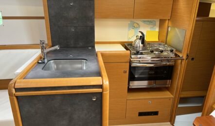 Pantry Innenaufnahme der Sun Odyssey 349.2 Insula Solis in Heiligenhafen