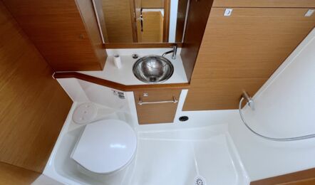 Nasszelle Innenaufnahme der Sun Odyssey 389 "Freiheit" in Greifswald