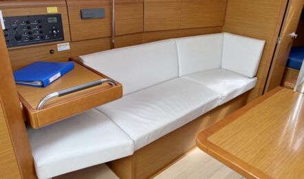 Sitzgelegenheit im Salon Innenaufnahme der Sun Odyssey 389 "Freiheit" in Greifswald