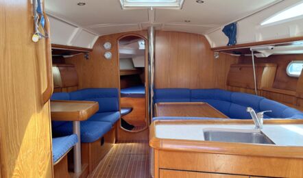 Salon Innenaufnahme der Sun Odyssey 40 "Moulin Rouge" in Barth
