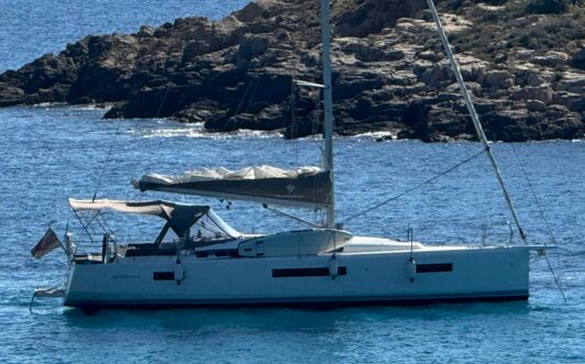 Steuerbord Aussenaufnahme der Sun Odyssey 440 „Carlotta“ in Palma auf Mallorca