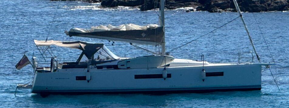 Profil der Segelyacht Sun Odyssey 440 „Carlotta“ vor Anker in einer Bucht vor felsiger Küste – Yachtcharter Mallorca