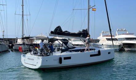 Die Segelyacht Sun Odyssey 410 „Naoussa“ mit Crew beim Anlegemanöver im Hafen von Palma de Mallorca – Yachtcharter Mallorca