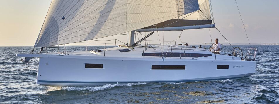 Eine Segelyacht Sun Odyssey 410 unter vollen Segeln bei achterlichem Wind – Yachtcharter Ostsee ab Flensburg (Werftbild)