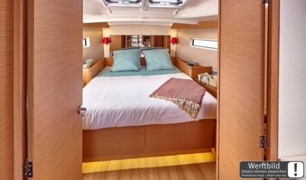 Bugkabine einer Sun Odyssey 440 mit großer Doppelkoje und hellem Interieur (Werftbild) – Yachtcharter Kroatien