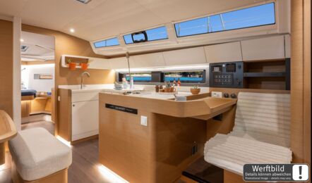 Heller Salon der Segelyacht Sun Odyssey 455 „Lemon“ mit hellem Holzausbau und Blick zur U-förmigen Pantry – Yachtcharter Kroatien