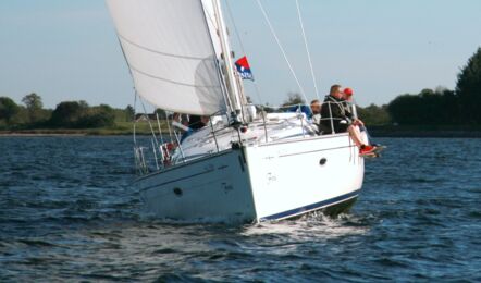 Bug Aussenaufnahme der Bavaria 46 cruiser „Foxi“ in Heiligenhafen