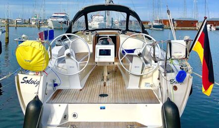 Heck der Segelyacht Bavaria cruiser 34.2 „Solvig“ mit Teak-Cockpit, Doppelsteuerrad und Badeplattform – Yachtcharter Ostsee