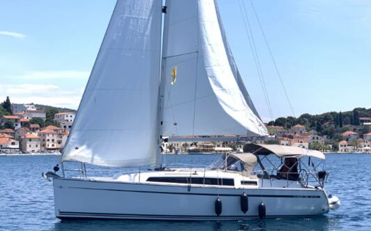 Backbord Aussenaufnahme unter Segeln der Bavaria Cruiser 34.2 Little Joe in Rogoznica in Kroatien