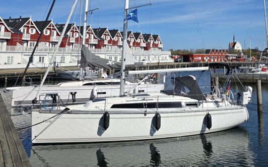 Backbordansicht der Segelyacht Bavaria cruiser 34.2 „Flow“ am Steg in Bagenkop in Dänemark – Charter Ostsee