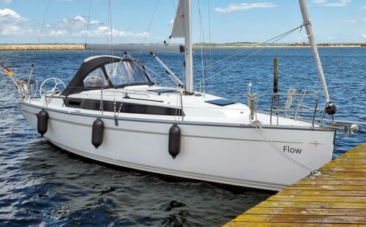 Steuerbord Aussenaufnahme der Bavaria cruiser 34.2 „Flow“ in Heiligenhafen