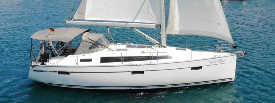 Seitenansicht der Segelyacht Bavaria cruiser 37 „Bibi“ unter Segeln mit Bimini vor der Marina Pula – Yachtcharter Kroatien