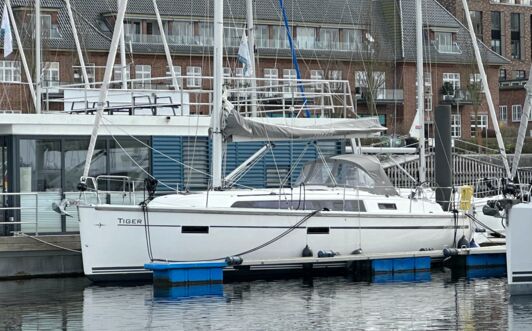 Backbord Aussenaufnahme der Bavaria cruiser 37 "Tiger" in Flensburg