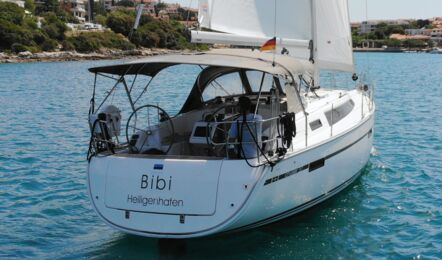 Heck der Segelyacht Bavaria cruiser 37 „Bibi“ mit Namenszug und Doppelsteuerrädern unter Segeln – Yachtcharter Kroatien