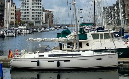 Steuerbord Aussenaufnahme der Bavaria cruiser 41 Sport „Ventus“ in Heiligenhafen