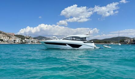Backbord Aussenaufnahme der Beneteau GT 45 Pandora in Can Pastilla auf Mallorca