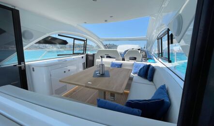 Plicht Salon Aussenaufnahme der Beneteau GT 45 Pandora in Can Pastilla auf Mallorca