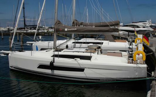 Backbord Aussenaufnahme der Dufour 37 „Chiquitita“ in Heiligenhafen