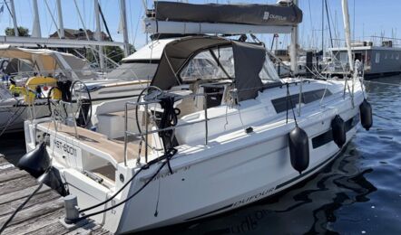 Heckansicht auf der Steuerbordseite der Segelyacht Dufour 37 „Chiquitita“ mit Sprayhood am Steg in Heiligenhafen – Yachtcharter Ostsee