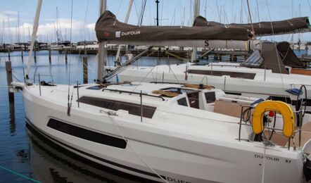 Backbord-Profilansicht der Segelyacht Dufour 37 „Chiquitita“ am Steg ohne Sprayhood – Yachtcharter Ostsee