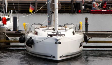 Bugbereich und Rumpf der Segelyacht Dufour 37 „Chiquitita“ am Steg – Yachtcharter Ostsee