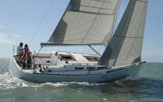 Steuerbordaufnahme unter Segel in Schräglage einer Dufour 40e Performance Passion in Heiligenhafen