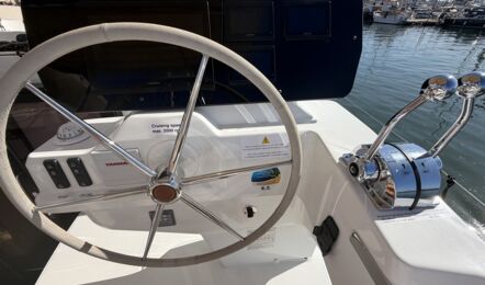 Steuerstand mit Navigationsinstrumenten auf der Steuerbordseite der Flybridge der Segelyacht FP44 „Hi iaka“ am Steg in Palma – Yachtcharter Mallorca