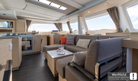 Salon eines FP 44 Katamarans mit L-Sofa und Pantry mit Backofen, Panoramafenster (Werftbild) – Yachtcharter Mallorca